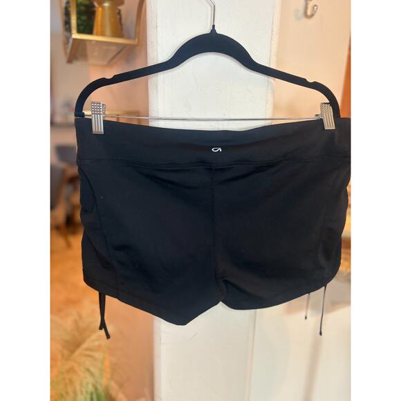 GAPFit The Shorts Ruched Side Hottie Black Shorts Size L 8-12 - Picture 4 of 4